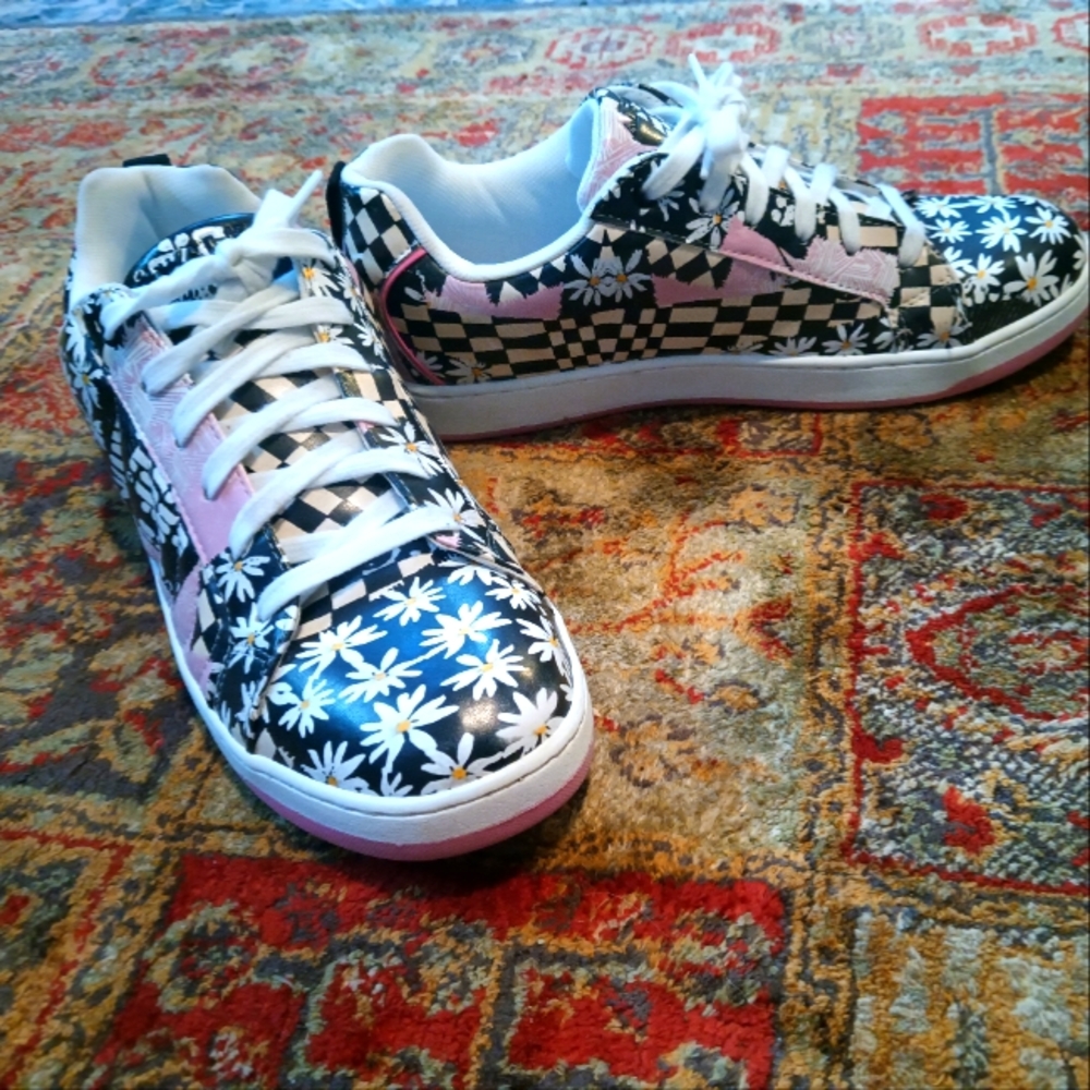 Gently used Airwalk Shyla Daisy Sneaker.